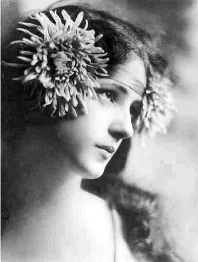 A photograph of the beautiful Evelyn Nesbit